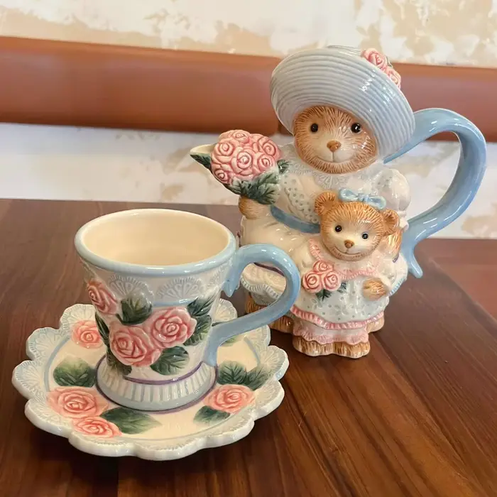 Théière et tasse à thé en céramique peinte à la main
