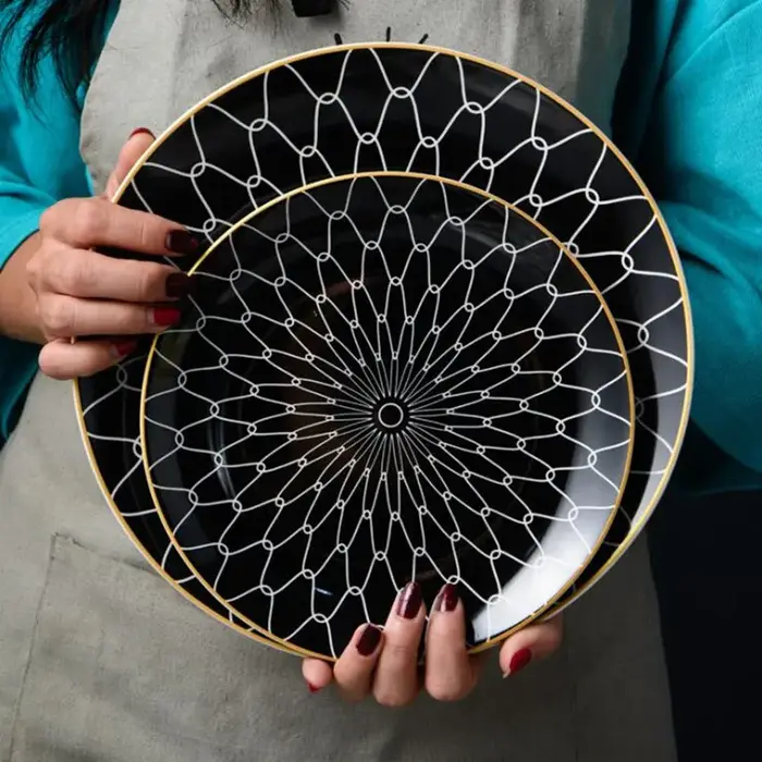 Assiette ronde avec incrustation dorée