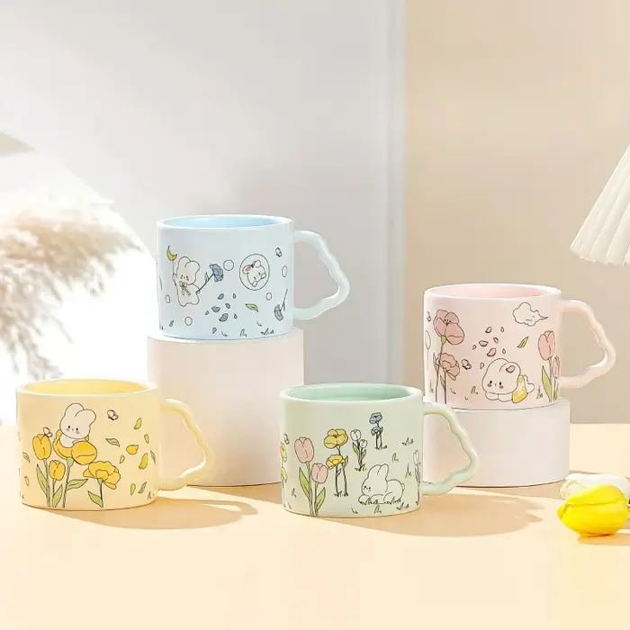 Tasse de lapin mignon de dessin animé avec couvercle