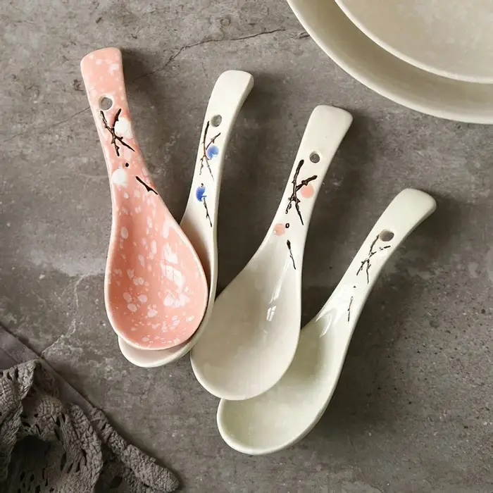Ensemble de vaisselle en porcelaine fine (Bone China) avec cuillère
