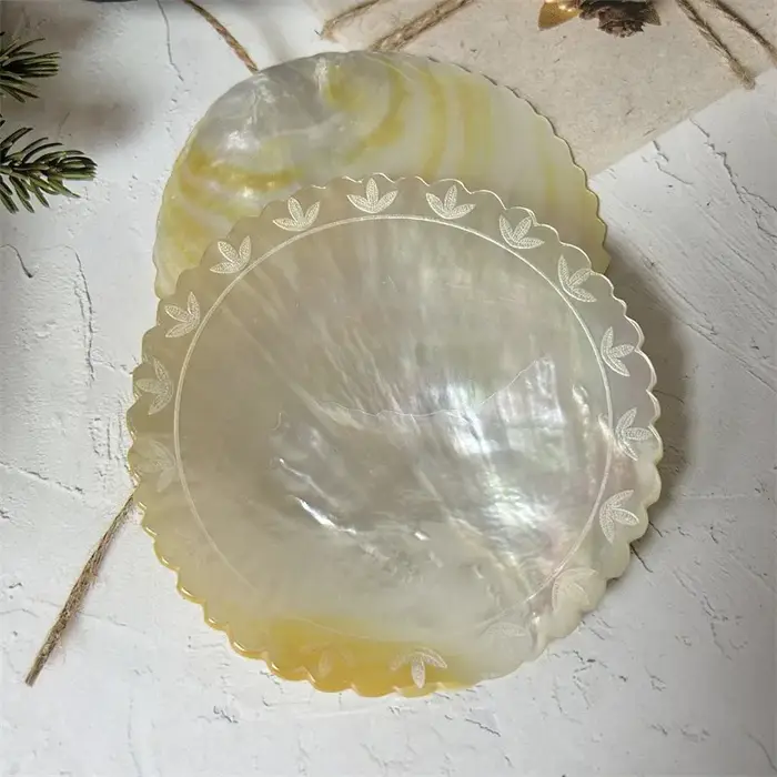 Assiette d'apéritif en coquillage naturel avec bord sculpté créatif