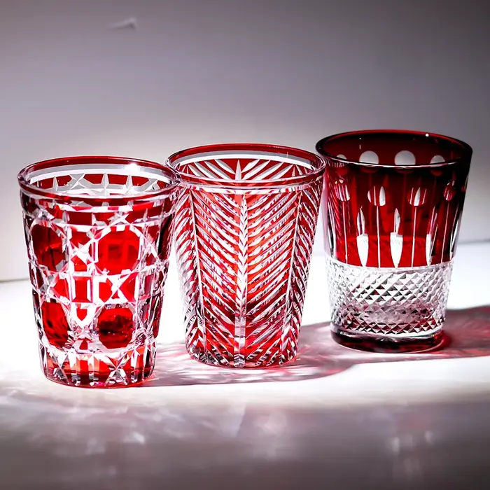 Verre à whisky rouge fait à la main