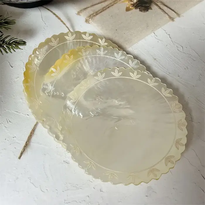 Assiette d'apéritif en coquillage naturel avec bord sculpté créatif