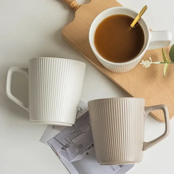 Tasse à café rayée de style vintage avec poignée