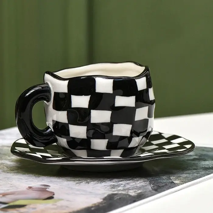 Tasse à café en céramique damier malaxé à la main