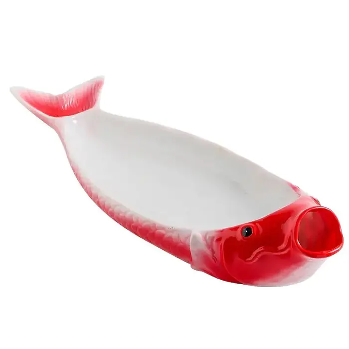 Assiette en forme de carpe rouge