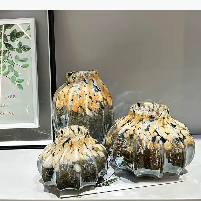 Vase en verre texturé peint