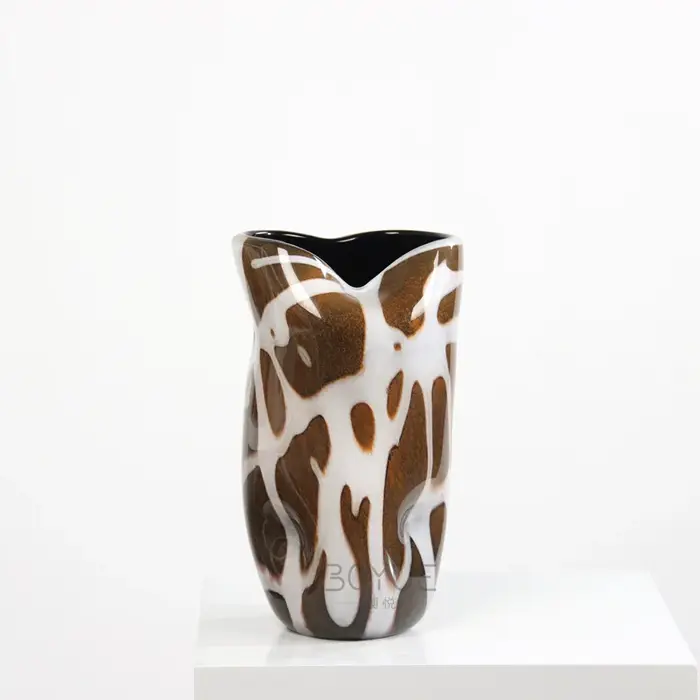 Vase en verre les rayures brunes sont géométriques irrégulières