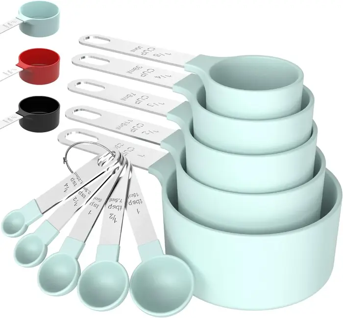 Ensemble de tasses à mesurer et cuillères