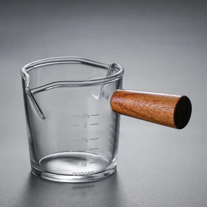 Tasse à café et lait avec manche en bois