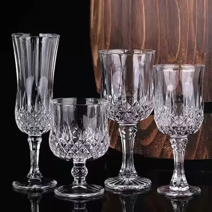 Verre à Champagne en relief de style Ins