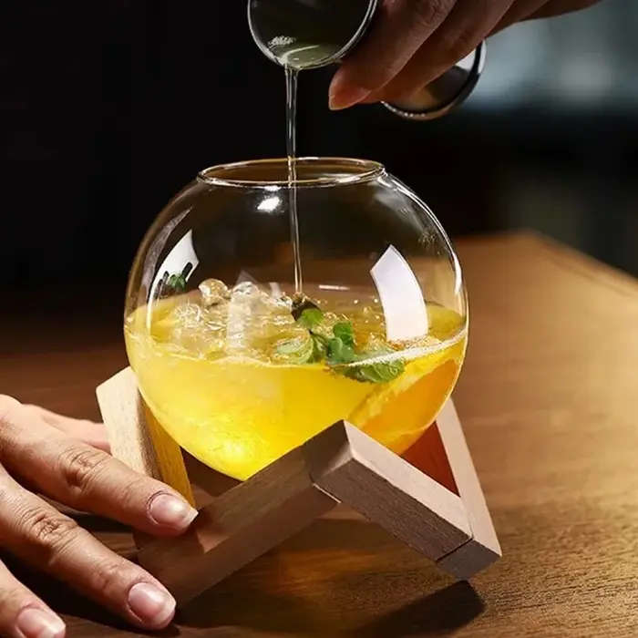 Tasse en verre à cocktail avec support en bois