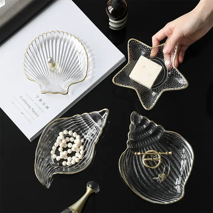 Ensemble de petites assiettes et bols en verre avec bord doré