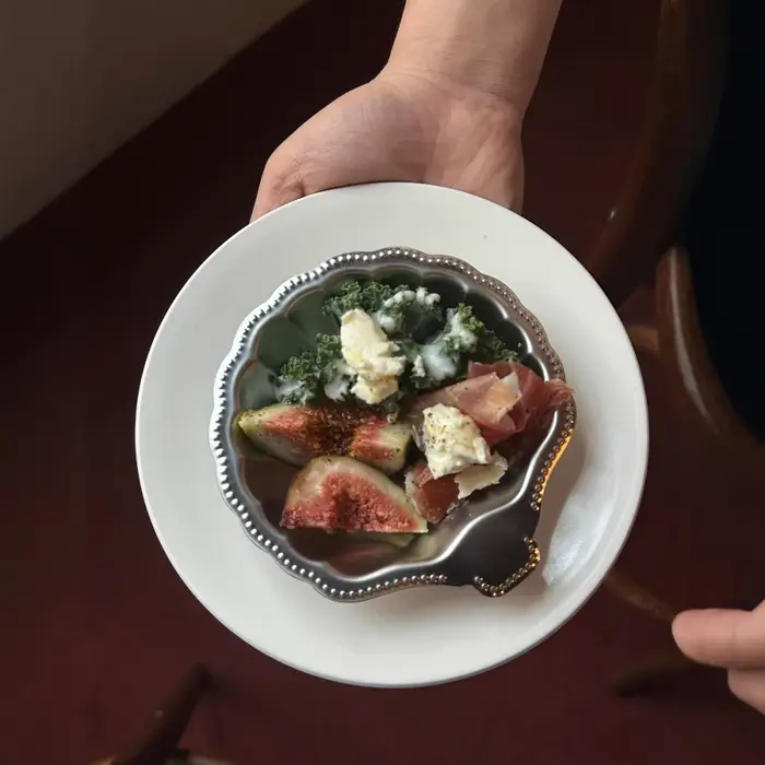 Assiette à apéritif créative en forme de coquille rétro française