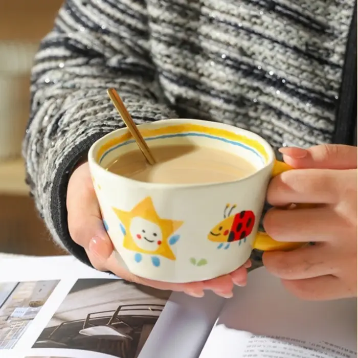 Tasse en céramique belle peinte à la main avec poignée de lune