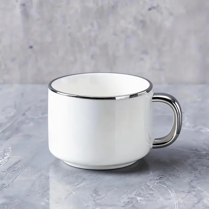 Tasse à café en céramique de 250 ml avec un élégant design à bord argenté