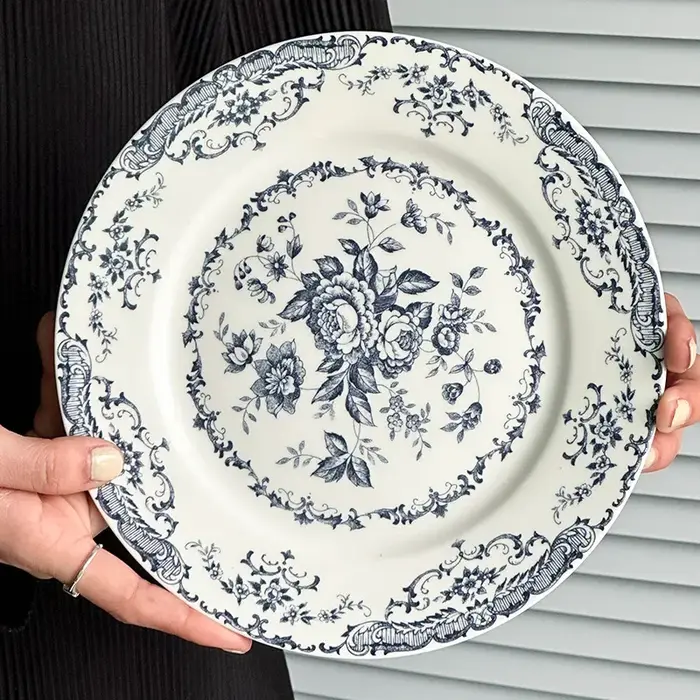 Assiette en céramique rose vintage française
