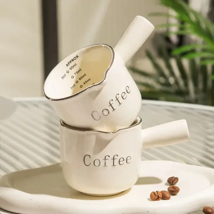 Petite tasse à lait en céramique pour café expresso avec échelle graduée