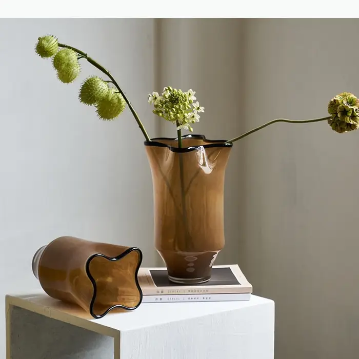 Vase en verre noir, décoration de bureau