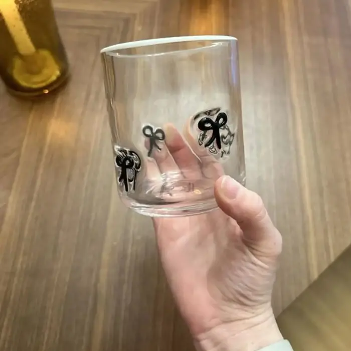 Tasse en verre avec nœud en Relief