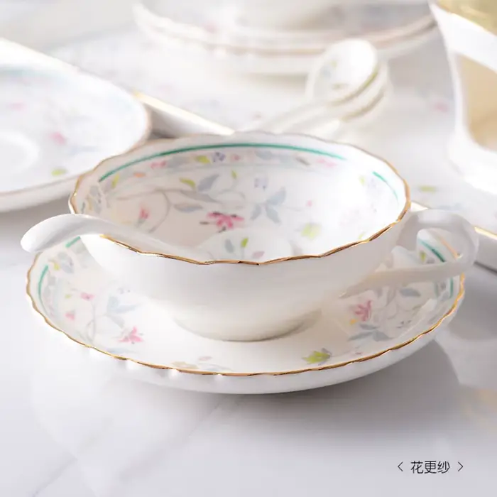Service à café et thé de style européen avec motif floral