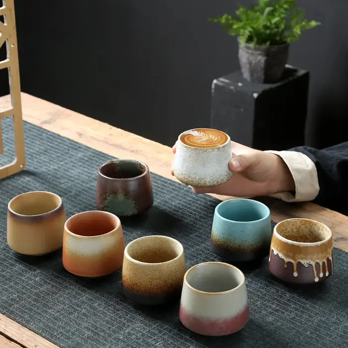 Tasse en céramique vintage en poterie rustique
