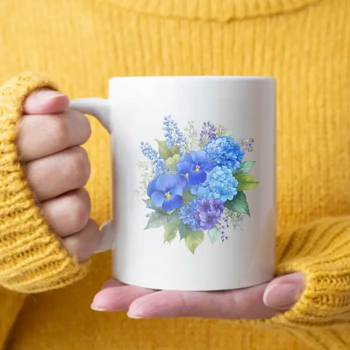 Tasse florale blanche à fleurs bleues et violettes pour café