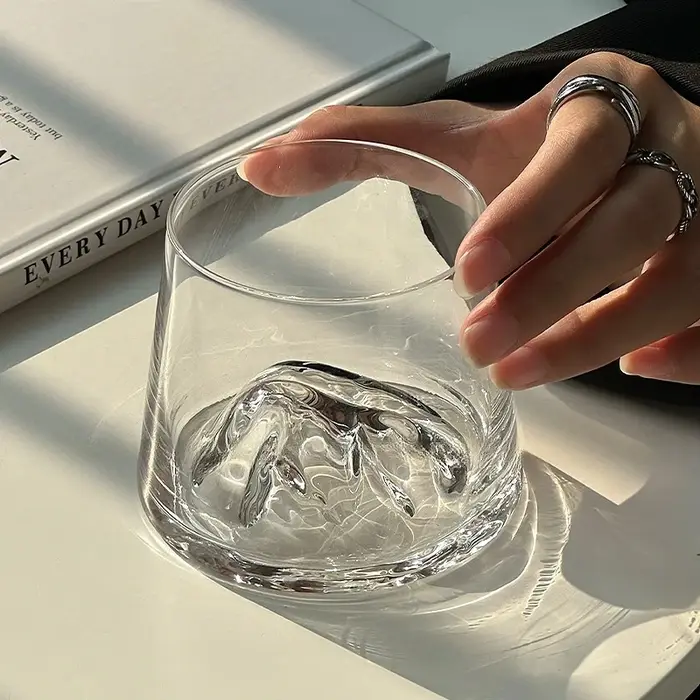 Verre à whisky transparent avec vue sur la montagne