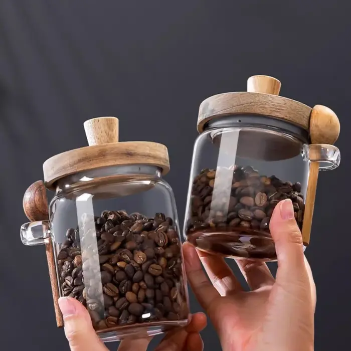 Bocaux en verre de cuisine avec couvercles et cuillère en bois