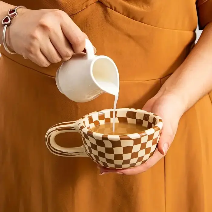 Tasse à café en céramique en damier