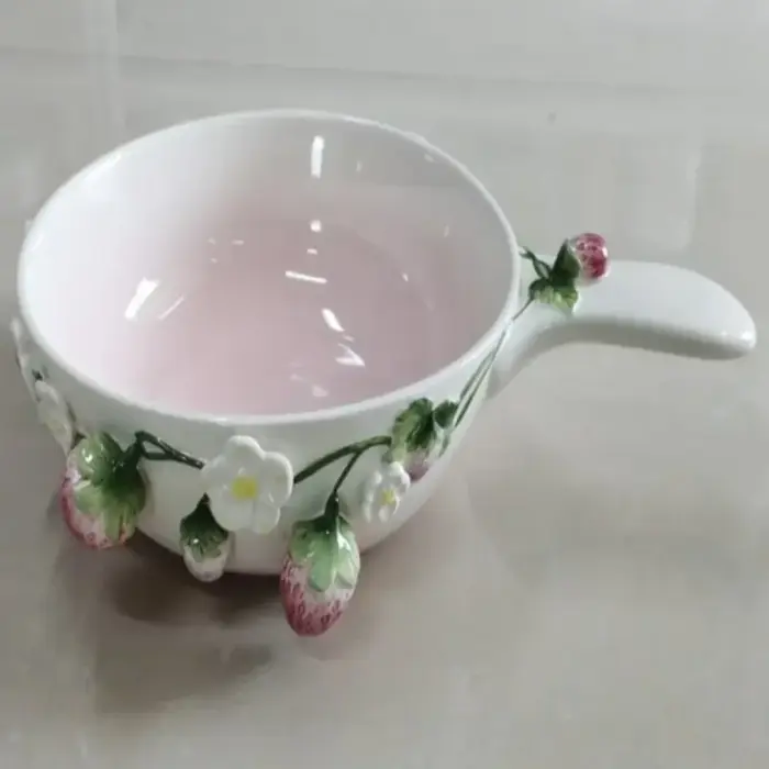 Vaisselle en céramique en relief tridimensionnel aux fraises