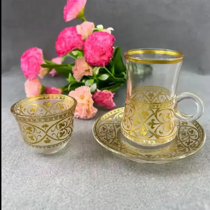 Ensemble de 18 pièces de tasses à café, soucoupes, tasses à thé et cuillères en verre avec feuille d
