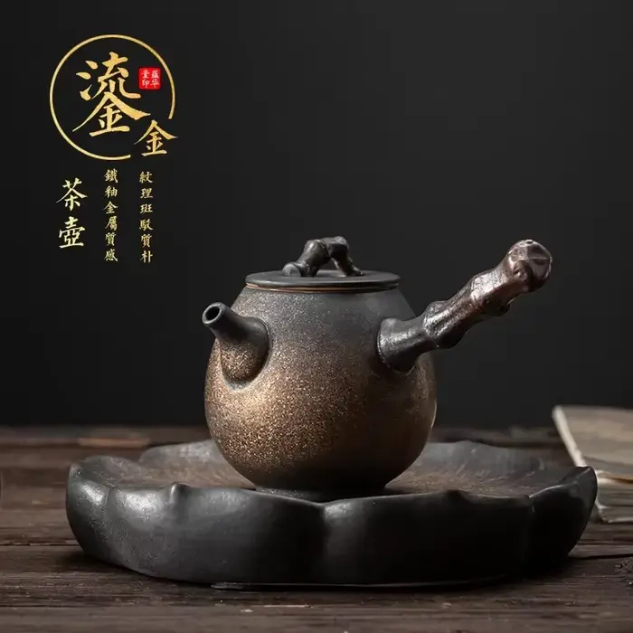 Pot à poignée latérale en fer doré japonais