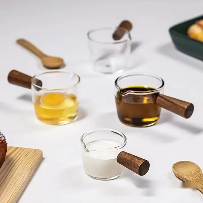 Tasse à mesurer en verre avec manche en bois