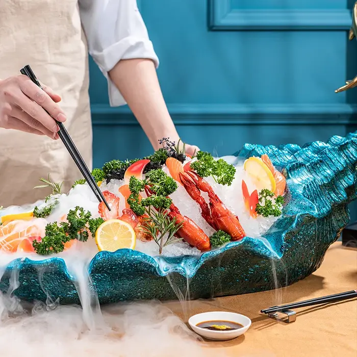 Assiette de service créative en forme de conque de fruits de mer