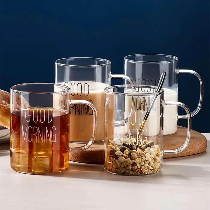 Tasse en verre du bonjour