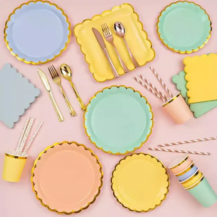 Assiettes de fête jetables colorées