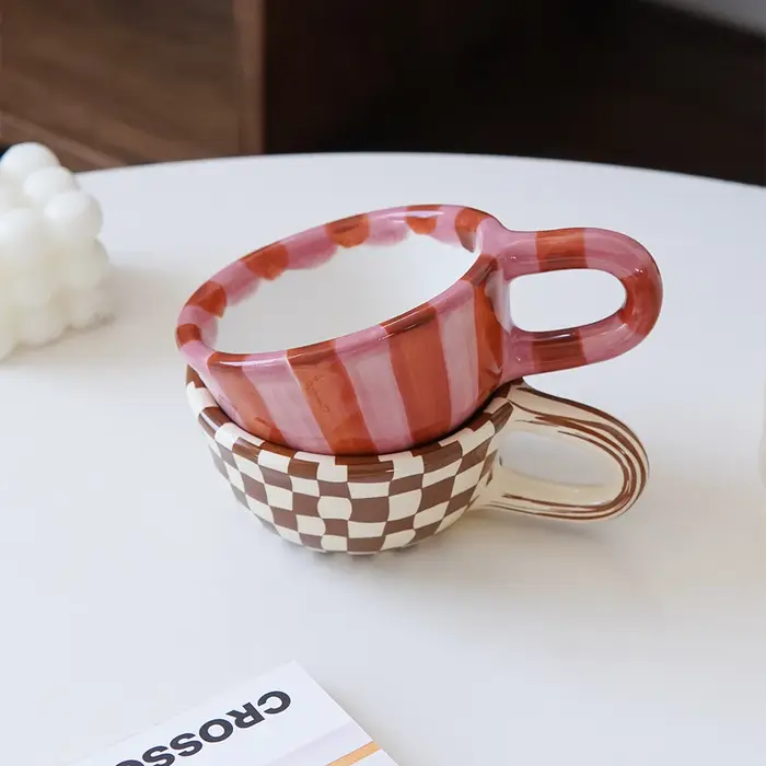 1 tasse en céramique rayée rose