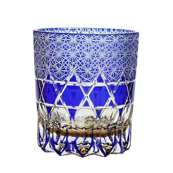Verre à vin en Fluorite avec cristaux de couleur haut de gamme