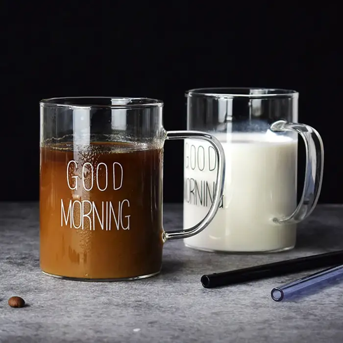 Tasse en verre du bonjour