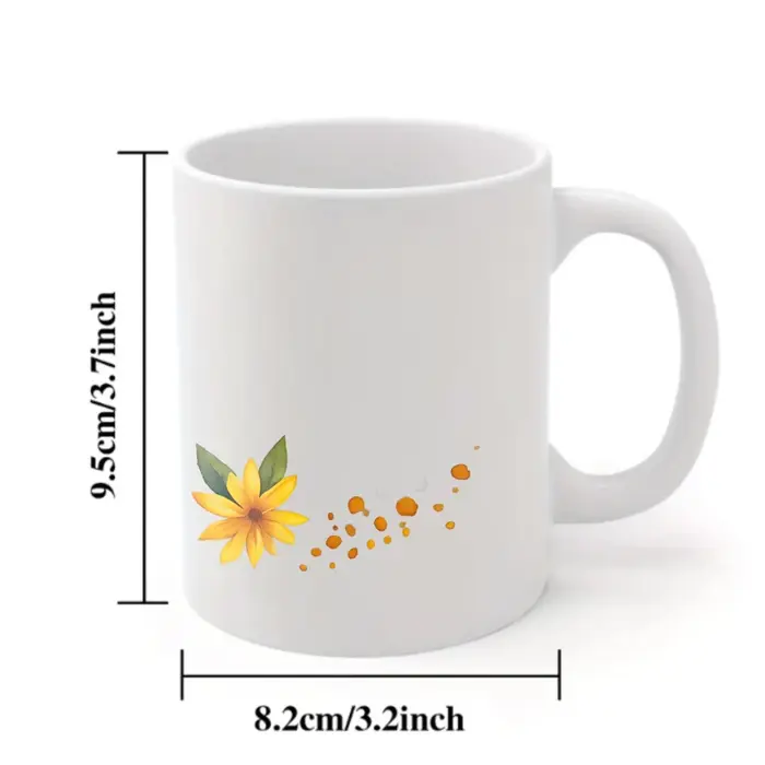 Tasse à café en céramique avec fleurs blanches et jaunes pour une pause