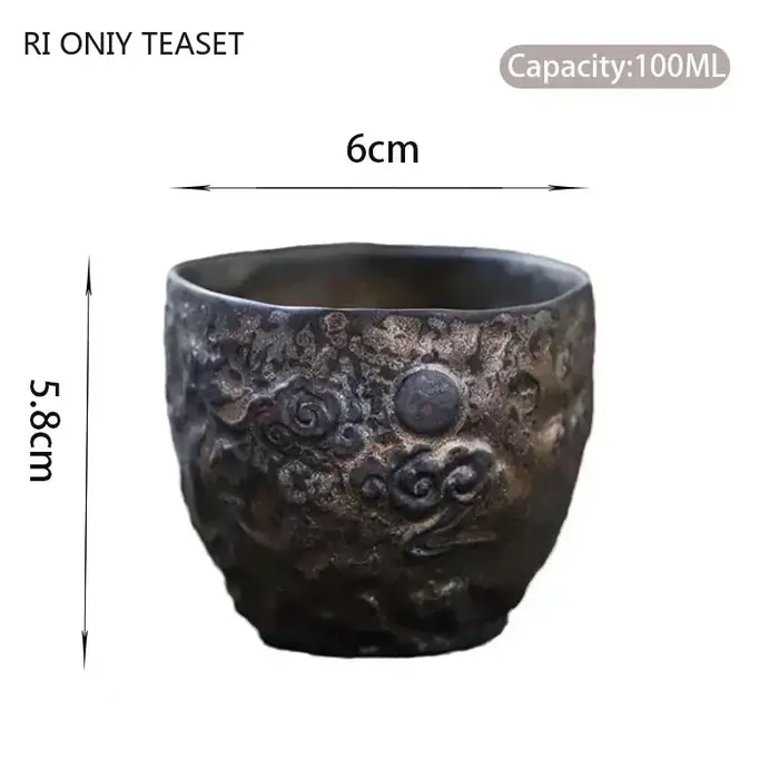 Tasse à thé dorée en poterie traditionnelle japonaise