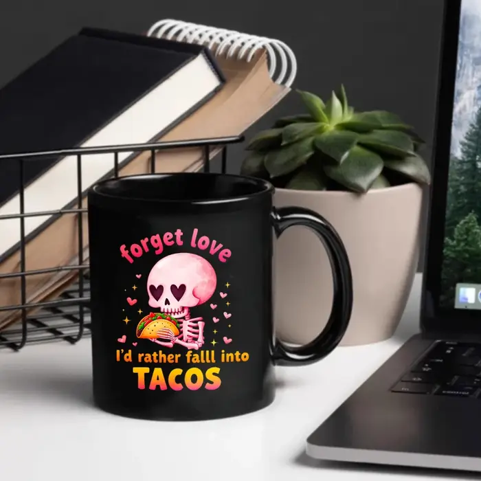 Une tasse en céramique noire avec un motif de torpille de crâne rose et le texte "Oufrez sur l'amour