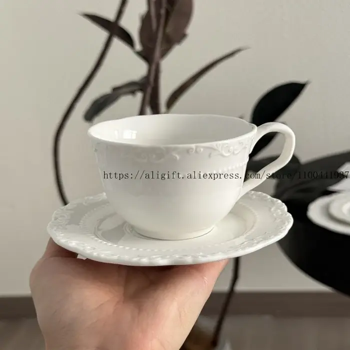 Ensemble de tasses à café et assiettes à fleurs en relief
