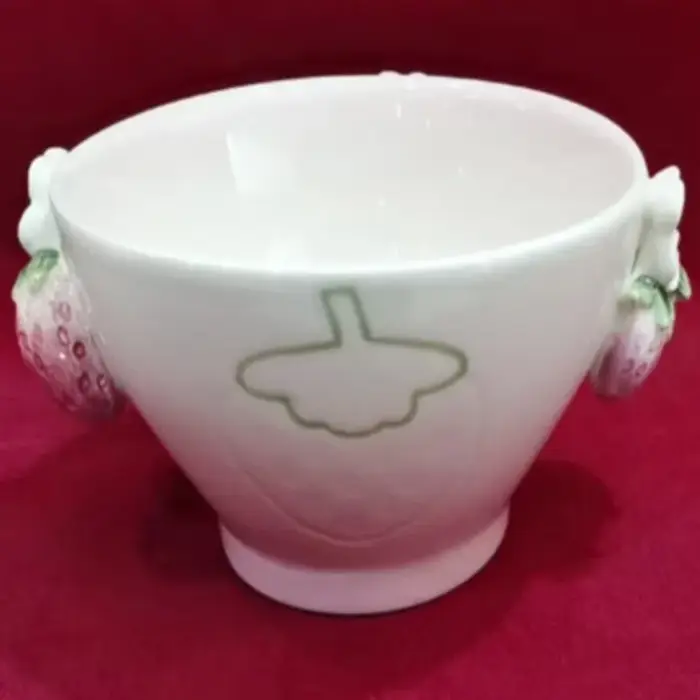 Vaisselle en céramique en relief tridimensionnel aux fraises