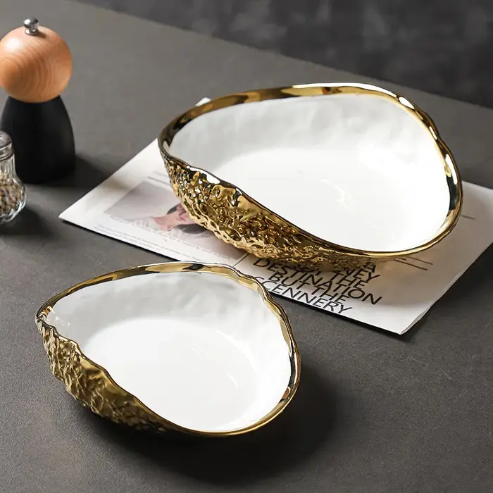 Assiette en forme de coquillage avec motif de roche
