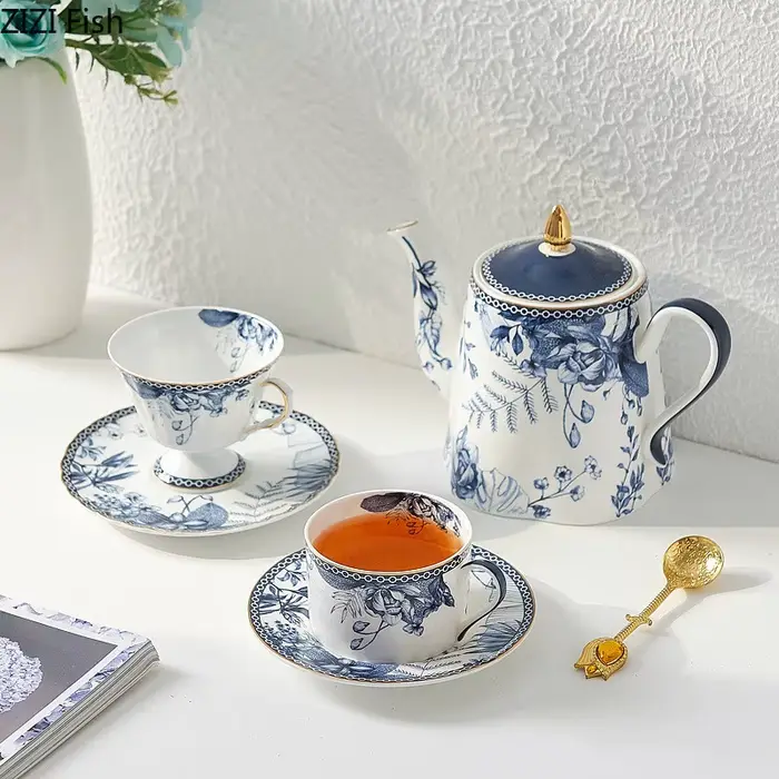 Tasse à café et théière en céramique