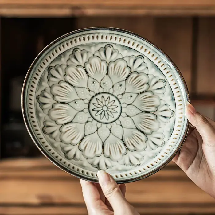 Assiette en céramique sous glaçure rétro