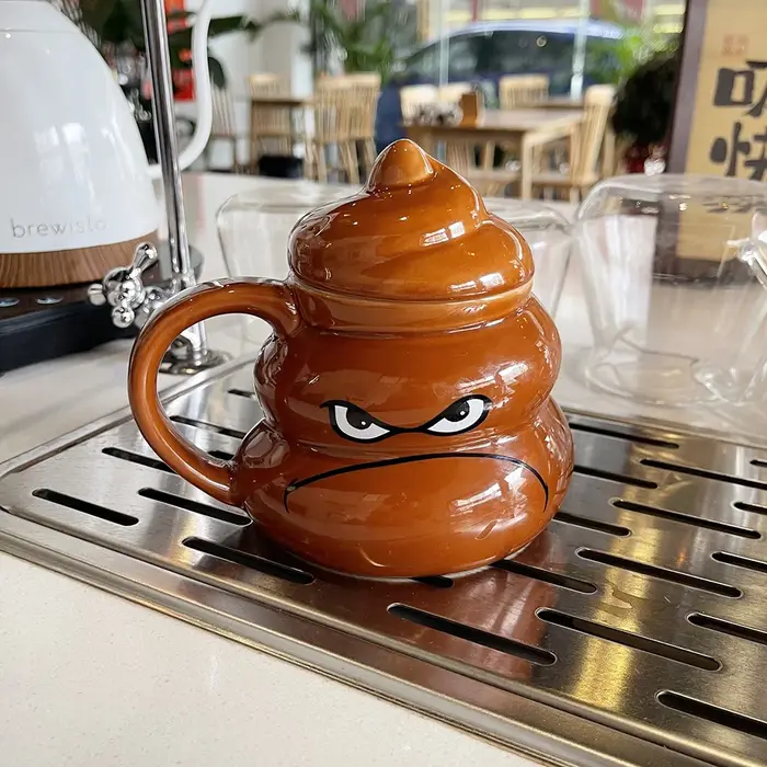 Tasse en céramique de merde