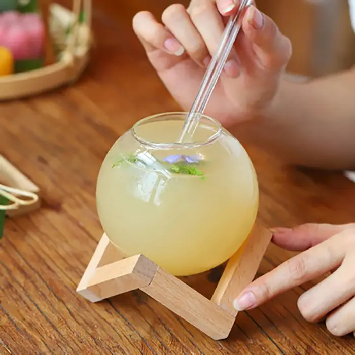 Verre à cocktail avec support en bois